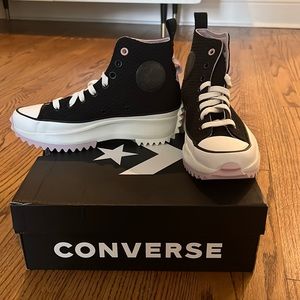 NEVER WORN Black Converse Run Star Hike High Top Platform Sneaker Boots. Size 8